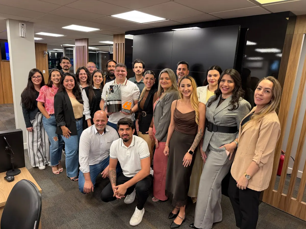 Equipe da Flexicred reunida no escritório